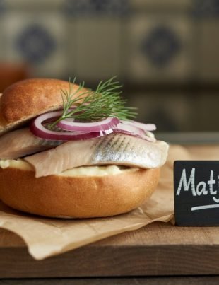 Matjesbrötchen: Tradition, Genuss und Kultur in einem Biss