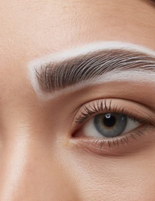 Powder Brows – Zarte Pudertechnik für natürlich definierte Augenbrauen